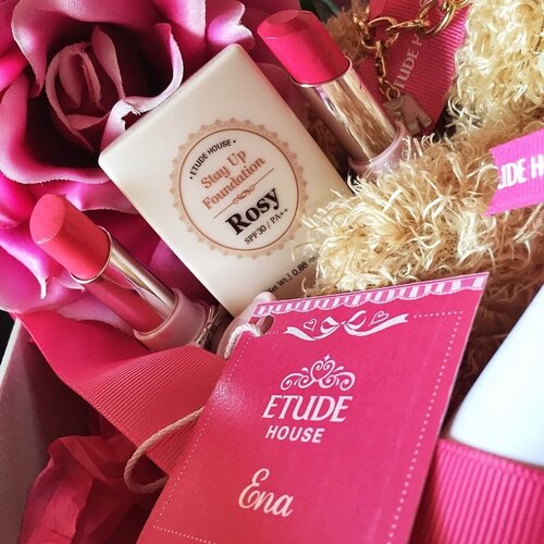 <div class="photoCaption">Some of my latest favorites from @etudehousesingapore 💕 Dear My Wish Lips Talk in PK001 (Left) which is a sweet pink suitable for everyday wear & PK002 in a deeper vibrant pink great for events! 💄💋Their new Stay Up Foundation in Rosy fits my skin tone well and is great for moderate coverage. Plus, I love how it gives me a warm glow and lasts all day in our humid weather, no fear of it melting/ wearing away. 😌🌹👌#clozette #etudehouse</div>