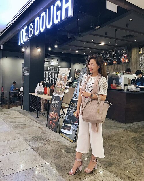 <div class="photoCaption">Tension is who you think you should be,
Relaxation is who you are. 😌 And I am thankful to be a blessed child of God. 🙏 // Need a quiet spot for a coffee meet? I'd recommend Square2 located conveniently above Novena MRT! ☕️pc: @melissajaneferosha #StyleWithEna #ShopFarEast #FarEastMalls #MizzueSg</div>