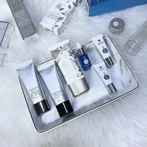 <div class="photoCaption">Unboxed these beauty goodies from @clozetteco party goodie bag from a while back and loving @klaritysg's Diamond Glow Eye Nano Treatment, you can use it for both day and night for 24hours hydration, used it last night and I feel that is has helped lighten my dark eye bags. 😌Attended @cremesimon new store after the global rebranding and can't wait to see the products packaging transform next year! 😍 Haven't tried any products from @iloveskininc before, will be giving these items a shot! 😀👌🏻 #enasbeautytalk #klaritysg #cremesimon #iloveskininc</div>