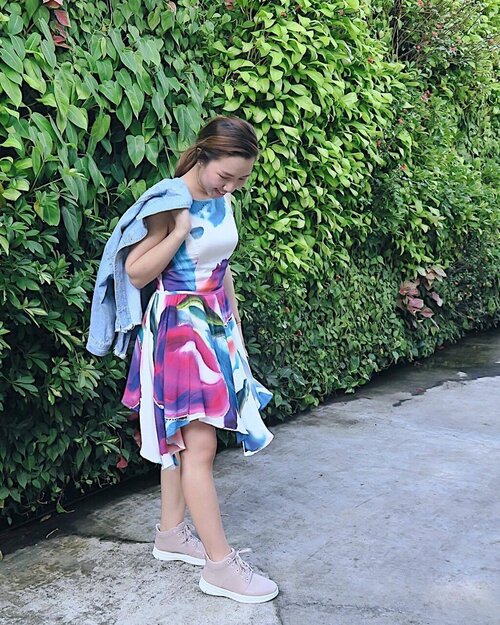 <div class="photoCaption">Hope springs eternal. If you're going through a tough time, keep calm and carry on. God will never give us beyond what we can bear. 🍃🍀💓 pc: @smitadesouza #stylewithena #sundaypeach #fitflopsg</div>