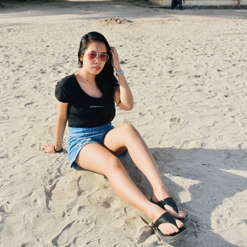 <div class="photoCaption">Resting BEACH face 💁 ---------- Officially a member of the Blogger Band Family! To all bloggers, instagrammers and aspiring ones out there, pass on the good word : @bloggers.band community wants you in the train. #bloggerbandfam 💖💖💖 #clozette</div>