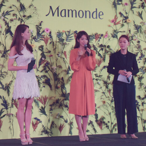<div class="photoCaption">When you get to see #KoreanActress @ssinz7 #ssinz7 in real life for the @MamondeSingapore's Brand Ambassador Media Conference at @Wsingapore #Wsingapore #WhotelSingapore yesterday!
#MamondeSG - #InspiredByFlowers specializes in #KoreanSkincare #KoreanMakeUp #KoreanCosmetics products formulated from the goodness of #flowers.
Can't wait to try the #Mamonde #FlowerEssence #FlowerEssenceMask s for Anti-Aging (Camellia) and Soothing (Lotus). And i actually wanted to get their #MamondeCreamyTint #MamondeCreamyTintColorBalm Light, now i have it in 03 Rosy Brick! You guys should check out the CF #ParkShinHye did for the #LipTint #LipBalm s!
#Clozette #Beauty #MakeUp #Cosmetics #Skincare</div>