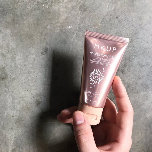 <div class="photoCaption">🦁🦁🦁
While I get myself familiarized with the skincare goodies shared in my unboxing video yesterday, I want to share with you guys the 【MKUP 100% Mineral Moisturizing Sunscreen SPF30 PA+++】an item that is part of what I now call the magical base combination (Slide 10 shows why).
---------------------------------
What it is:
Essentially a tinted moisturizer with SPF30 PA+++ sunscreen of 10% Titanium Dioxide and 1.8% Zinc Oxide. Free of fragrance and alcohol, this beautiful rose gold tube contains water boosting Hyaluronic acid and antioxidant Vitamin E to keep skin hydrated and happy. Claims to be help even out complexion, cover imperfections and control excessive sebum to retain/present a natural glow.
---------------------------------
Well, while I agree with most claims, the concealing of imperfections is definitely something meant for those with near flawless complexion. Those of us with pimples, pigmentations and/or marks would require additional concealer and/or foundation. However, since this is lightweight and pairs very nicely underneath the brand's own CC cream and other brand's base product, I think this is a good additional protective barrier to have. Comfortable for my combination skin, drier skin may need additional hydration before this. Having no scent to speak of, it spreads and blend easily into the skin is one of its selling point. Definitely a keeper in our all-year-round humid and hot climate.
.
Thank you @MKUP_sg for this Moisturizer + Sunscreen! For those of you who are interested to find out more, do head on over to their FB/IG as well as their website on ohwow.sg.</div>