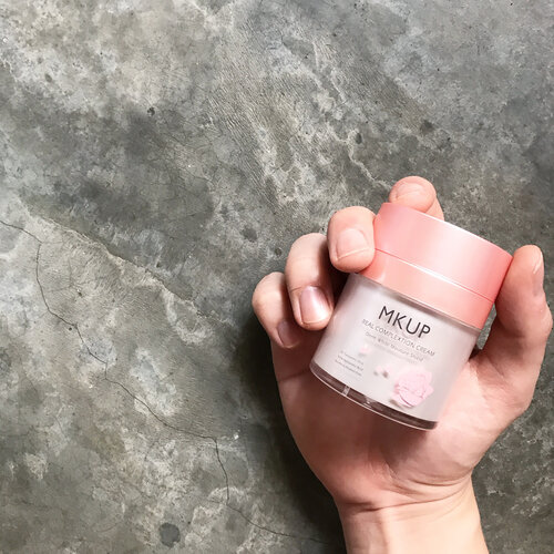 <div class="photoCaption">🦁🦁🦁
Before this, I have already heard so many people raving about the 【MKUP Real Complexion Cream】Touted as the 'lazy girls' hack' to beautiful skin, you know you have to try it to believe it -- believe because you are able to see it for yourself. For now, you will've to take my word for it.
---------------------------------
What it is:
Skin treatment cream with 2% Tranexamic acid and 4.5% Hyaluronic acid to instantly brighten, even out complexion and hydrate skin. Beyond a typical CC cream, this over achiever IS ALSO a regular moisturizer with added Ceramide Rosewater and Calendula flower extract to provide additional benefits of anti-aging, repairing, reduce melanin production and enhance whitening and soothing effect. Alcohol and paraben free, this whitening cream is suitable for everyone.
---------------------------------
First thing first: the scent. The scent of this cream is amazing! It is like a calming bouquet of florals that's really sweet and nice. Although it does not linger for long, the smell does put you in a super good mood when applying it. As for its performance, it DEFINITELY gave me a brighter and even complexion -- just like any normal CC cream. However, unlike others, this cream belongs to the category of "the more you use, the better your skin can get" . Seriously though, this is such an over achiever! Tranexamic acid? Glutathione? Arbutin? Peony flower? L-Ascorbic acid? I see what you are doing there MKUP and I'm liking it! Look at the last picture, I love how it made my complexion glow!
.
If you guys haven't, I highly recommend to try this! Also the brand has an offer for both Mineral Moisturizing Sunscreen + Real Complexion Cream at only $49.90 (NON-AFFILIATE link in bio). It is an amazing bundle deal for two performing products hence I'm recommending.</div>