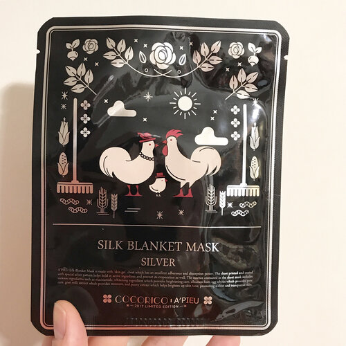 <div class="photoCaption">🦁🦁🦁
Part of a collection to celebrate the year of 2017, this sheet mask is just but one of many A'pieu x Cocorico products in the collection.
---------------------------------
Silver Blanket Mask
- foil mask designed to trap the mask essence onto the skin, preventing it from evaporating while enhancing its penetration and promoting absorption. The silver foil variant contains Egg White Albumin 5,000ppm, Hydrolyzed Silk 1,000ppm, Silver 1,000ppb, Goat Milk and Peony Extract to help provide whitening, brightening, pore and moisture care.
---------------------------------
Well, everything you read above sounds really promising. And the mix of ingredients like Niacinamide, Goat Milk and Peony Flower Extract does work synergistically to provide a whitening care BUT unfortunately, the slippery mask did not stay put nicely and just slipped downward with very small motion I make. So not even 3 mins in and into the bin it went. In terms of ingredients, this makes for a decent mask. While it excel in the ingredient department, it fails badly in the design -- at least for bigger face users like myself. Heh! If you look closely, the mouth opening fits my lower lip but covers the upper one. So, mehhhhhh. Next!</div>