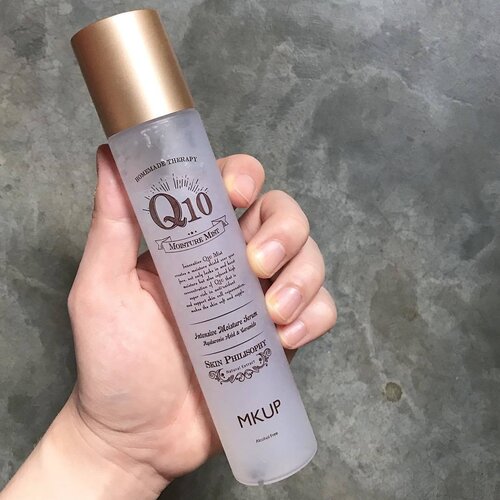 <div class="photoCaption">🦁🦁🦁
Facial mists are a lot like bottles of water in that they rehydrate us constantly throughout the day. But unlike drinking water, facial mist is a lot more...interesting. We have mists in aerosol bottle and others traditional spray nozzle type. Today, I have the 【MKUP Q10 Moisture Mist】and I'd like to talk a little about it.
---------------------------------
What it is:
Hydrating & boosting serum mist with coEnzyme Q10, Sodium Hyaluronate, Iris Flower Root, Ceramide-3, Deep Sea Water, Pumpkin Seed Extract, Apple Stemcells, Licorice Root, Caffeine and more forms the "Intensive Moisture Serum" that delivers refreshing hydration with spray. Unique jelly-texture forms a moisture shield over the skin to lock in hydration while enhancing makeup durability. Spraying it before makeup will allow better grip for makeup. Alcohol & cruelty free.
---------------------------------
This is quite an unusual facial mist. It appears to be jelly in the frosted container but dispenses out as water droplets. It smells rather fragrant and though there's no alcohol, the mist doesn't take more than a few seconds to get absorbed. Hence spraying it over makeup really wouldn't mess it up. Now if only they release one of it in tiny baby-size bottle so I can bring along on board the plane! This one measures at 120ml and retails for $21.90. Imagine a baby-size with the same dusty gold cap and fancy font, how cute?!</div>