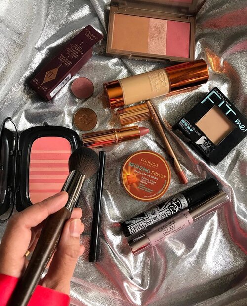 <div class="photoCaption">Friday calls for some rose gold packaging.
Feeling luxe & super feminine getting ready in MyRedRobe in my beauty boudoir today.
My lip colour of choice is @ctilburymakeup Pillow Talk lip liner and lipstick.
What's yours today?
•
•
#MyRomana #clozette #makeup</div>