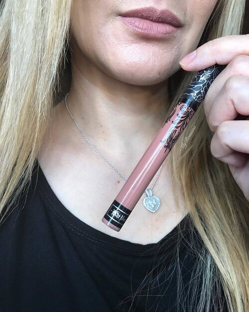 <div class="photoCaption">@katvondbeauty Everlasting Liquid Lipstick in "Ludwig"
Described as "a nude fawn".
It is wearable nude with a warm pink undertone.
I'm not sure if this is a new formula but this feels amazing!
Extremely lightweight and hydrating. It is as though I've not got any liquid lipstick on at all.
#MyRomanaLipSwatch
#RomanaRecommends
#MyRomana
#Clozette</div>