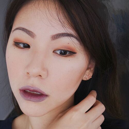 <div class="photoCaption">My "When Summer Meets Winter" makeup today 😂 I am terrible at colour combination so I just whack only. ∴∵∴∵∴PRODUCTS USED∴∵∴∵∴
FACE: #EtudeHouse Any Cushion Cream Filter, #BenefitCosmetics Boi-ing Concealer + Rockateur Blush, #AnastasiaBeverlyHills Contour Kit
■■■■■■■■■■■■■■■■■■■■■■■■
EYES: #VioletVoss Holy Grail, #MACCosmetics Pearlglide Intense Eyeliner in Lord It Up + Technakohl Liner in $$$, #Clinique Pretty Easy Liquid Eyelining Pen
■■■■■■■■■■■■■■■■■■■■■■■■
BROWS: #EtudeHouse Drawing Eye Brow
■■■■■■■■■■■■■■■■■■■■■■■■
LIPS: find out on the next post ⇉⇉⇉
∵∴∵∴∵∴∵∴∵∴∵∴∵∴∵∴∵∴ 🌻Happy Vesak Day everyone!🌻 #beauty #makeup #sgbeauty #sgmakeup #instabeauty #instamakeup #beautygram #beautyblogger #makeupmess #bblogger #beautybloggers #igmakeup #trendmood #allthingsmakeup #sgig #sgigmakeup #clozette #igbeauty #makeupjunkie #sephorasg #lipstick #lookoftheday #lotd #muotd</div>