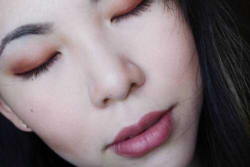 <div class="photoCaption">SO in love with the #urbandecay Heat collection that I went to buy TWO eye pencils in Torch (yes 2 of the same shade 👀) too since it's limited edition! It's such a pretty sienna 😍😍😍 did you get anything from this collection?
Lips: #CharlotteTilbury Matte Revolution in Very Victoria x Birkin Brown (courtesy of @officialblushboss)
#beauty #makeup #sgbeauty #sgmakeup #instabeauty #instamakeup #beautygram #beautyblogger #makeupmess #bblogger #beautybloggers #igmakeup #trendmood #allthingsmakeup #sgig #sgigmakeup #clozette #igbeauty #makeupjunkie #sephorasg #lipstick #makeupoftheday #muotd #lotd #udsingapore</div>