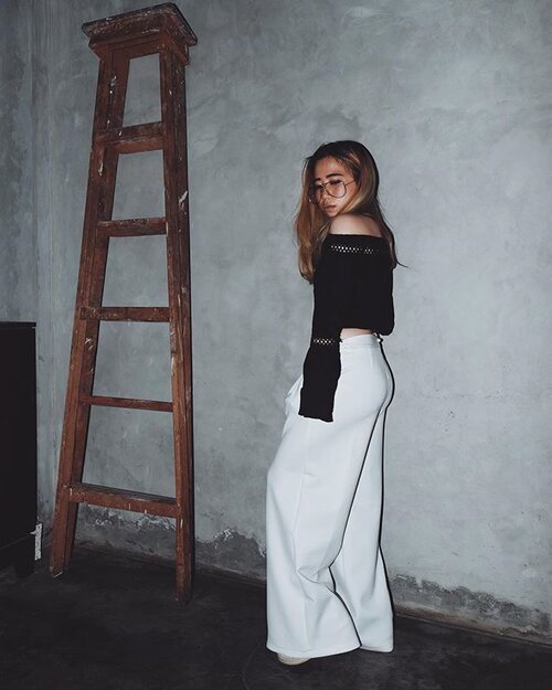 <div class="photoCaption">exhale all the problems🍑 // wearing top from @fj_house 💕
go check their ig and find out more new cool outfits!
#endorse #endorsement .
.
.
.
.
.
.
.
.
.
#fashionblogger #blogger #bloggerindo #fashionenthusiast #fashionstyle #stylebloggerindo #bloggerbabe #bloggerlife #styleblogger #style #fashion #ootd #potd #medanbeautygram #streetstyle #streetfashion #fashionstylist #fotd #ootdindo #clozette #clozetteID #lykeambassador #lykeofficial #lookbookindonesia #indostylepeople #ootdfashion #ootdwomen #fashionwomen</div>