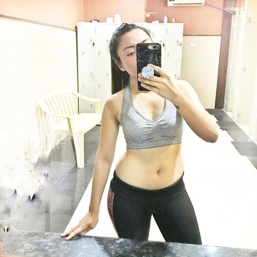 <div class="photoCaption">Act like a lady, Train like a beast. 💪🏻 Konti nalang magbabalik na ang abs 😭
...
We're all this together! Tag me in your progress photos so we can help inspire each other in getting fit and healthy! Let me know what motivates you to workout too!
...
Me, I want to be able to wear my old clothes 😌 , become stronger, and happier (endorphins is life) ❤️
...
Taken after my Fightform Circuit Class at @ultimatefitnessmetrowalk via @guavapassmnl
#guavasweat #clozette #bodygoals</div>