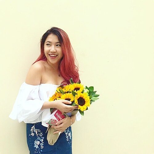 <div class="photoCaption">I'm just 4 sleeps away to walking down the aisle!!! Stress and nerves aside, thank you @abetterflorist for cheering me up with this happy bouquet of sunflowers! 🌻🌻🌻
They even came with care instructions & flower food so I'm pretty glad these will keep til my wedding day!
Ps: how pretty is my wine-pink locks? Decided to be that bride with the pink hair... cos why the hell not? 😎😘
.
.
.
#clozette #asseenonme #pursuitofportraits #sunflowers #flashesofdelight #thatsdarling #selfportrait #stylexstyle #chictopia #lookbooknu #lookbooksg #stylegram
#mauvehair #bridetobe</div>