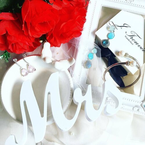 <div class="photoCaption">One of the things that gets me excited about my upcoming wedding are these drool-worthy baubles c/o of @trouvee.co & @newagefsg 💍
From these delicate rose quartz drop earrings to my chalcedony-labradorite dangles, I've found the perfect pieces to match my dress! 👰🏻👰🏻👰🏻
Thank you for spoiling me on my big day!
.
.
.
#clozette #slaytheflatlay #styleblogger #stylegram #fashionhaul #stylexstyle #chictopia #bridaljewelry #bridalbling #stylexstyle #whatimwearing #supportlocal #happyeverattard</div>