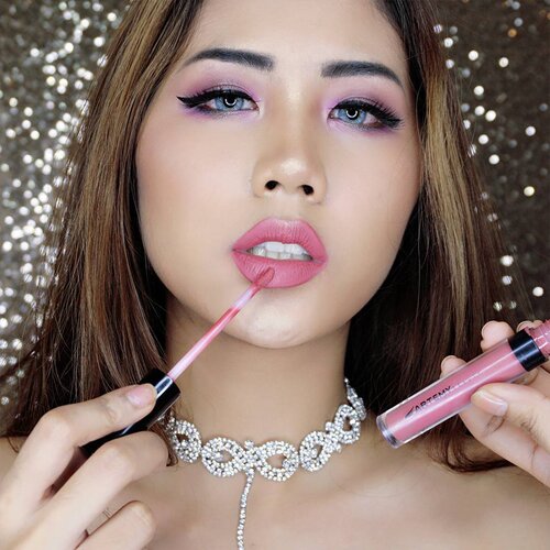 <div class="photoCaption">On my lips : @artemybeauty "Candy"
On my neck : infinity choker by @fume.id
A little review about this matte liquid lipstick
Pros : great pigmentation, loving the texture and consistency, very easy to glide on, creating a full sexy lips💖
Cons : a bit too drying for me, still can handle it, just don't forget to moisturize your lips before and after
.
📸 SONY A6000
.
#ivgbeauty #indobeautygram #beautynesiamember #clozette #clozetteid #beautyjunkie #beautyjunkies #instamakeupartist #makeupporn #makeuppower #beautyaddict #fotd #motd #eotd #makeuptutorial #beautyenthusiast #makeupjunkie #makeupjunkies #beautyvlogger #wakeupandmakeup #hudabeauty #featuremuas #undiscovered_muas #artemybeauty</div>