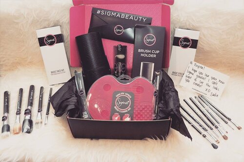 <div class="photoCaption">Still can't believe a huge company like @sigmabeauty recognized my works and sent me these babies😭😭😭 I can't wait to make tutorials KYAAAYYY💖💖💖💖 so sorry for the delays :((
.
#sigmabeauty #ivgbeauty #indobeautygram #beautynesiamember #clozette #clozetteid #beautyjunkie #beautyjunkies #instamakeupartist #makeupporn #makeuppower #beautyaddict #fotd #motd #eotd #makeuptutorial #beautyenthusiast #makeupjunkie #makeupjunkies #beautyvlogger #wakeupandmakeup #hudabeauty #featuremuas #undiscovered_muas</div>