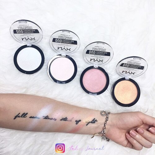 <div class="photoCaption">These Duo Chromatic Illuminating Powder from @nyxcosmetics_sg are such ahhhhmaaazingggg ✨✨✨ Really give me good highlights for my existence HAHAHA 😜✌🏻💁🏻 Yes I bimbo girl that way 😘 ----
#ladies_journal #nyxcosmetics #nyxprofessionalmakeup #beauty #beautygram #makeuplover #makeupjunkie #makeup #clozette #clozetteid</div>