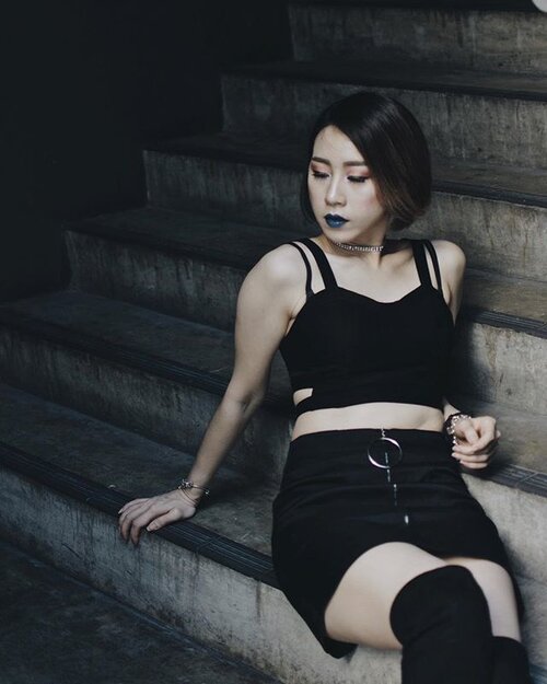 <div class="photoCaption">Life is like a Camera
You focus on what's Important
Capture the Good Times
Develop from negative
And if things Don't workout
Take Another Shot 🖤🖤🖤 📸 : @devaradiovaly 🖤
#ladies_journal #lookbook #clozette #edgy #streetstyle #photography #darkbeauty</div>