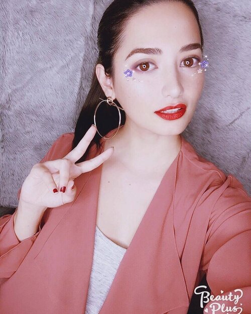 <div class="photoCaption">Stand a chance to win a Benefit Lip and Cheek Tint! Stay festival-ready with the Beauty Plus App and snap a unicorn look like Nicole Andersson. Don’t forget to check out everyone's festival looks via #BFPFestival.
Plus: visit http://bit.ly/BFPxNicole to find out how you can stand to win a Benefit Cosmetics Lip and Cheek Tint now! 📷 @nicole_andersson
#Clozette #EverydaysAFestivalPH #BeautyPlusXNicole</div>