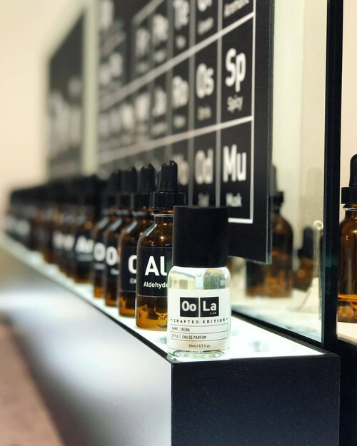 <div class="photoCaption">Now this is what we call a fun chemistry experiment! We attended a 'Craft Your Own Fragrance' workshop at the @oola.lab pop-up at @mandaringallery this afternoon. There, we learnt how to mix and blend our favourite ingredients to customise a scent we call our own 💗 #Clozette #MandarinGallery #OolaLab</div>