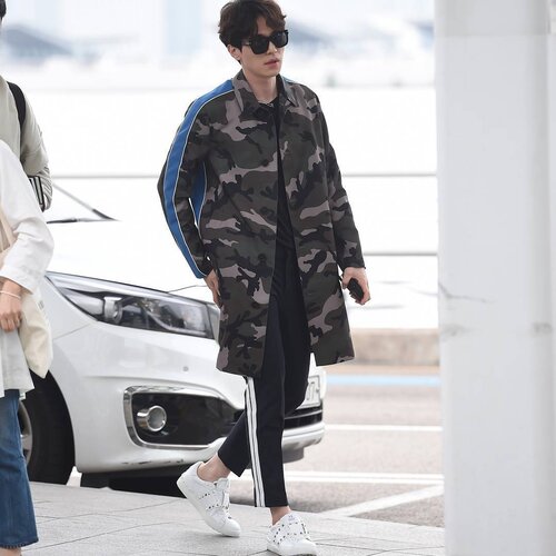 <div class="photoCaption">Looking for outfit ideas for your beau? Here's some fashion inspo from Korean star Lee Dong Wook, who’s wearing this stylish look from Valentino Uomo Pre-fall 17 Collection and Garavani Rockstud Untitled Sneakers. #Clozette // 📷 @maisonvalentino</div>
