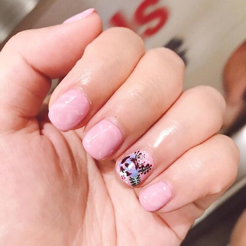 <div class="photoCaption">Hello to my new set of nails.
Pink quartz x embroidery
#clozette #clozetteid #beauty #beautyblog #igbeauty #bblogger #bbloggers #blogger #instablogger #instablog #beautyaddict #cosmetics #clozettedaily #valenenails #nail #manicure #pinkmarble #nails #nailart #nailsofinstagram #gelnails</div>