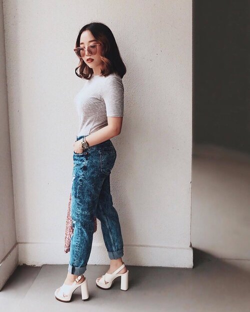 <div class="photoCaption">Dis what happens when your uber driver is late. Also, could have been a 💯 fashion blogger with a Gucci belt but that moolah could buy me so much more makeup. LOL who feels me?! #priorities #clozette</div>