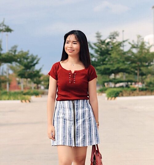 <div class="photoCaption">Brighter days ahead 💙 Wearing @zaloraph skirt — Use my code "ZBAPMONICA" to get 15% Off! #clozette #ootd #zaloraph</div>