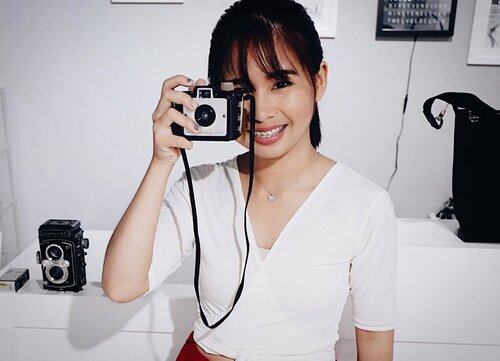 <div class="photoCaption">Had fun learning the history of Photographs and the evolution of cameras at Vintage Camera Singapore! It is the first ever Camera Museum in the country 💙 also had an impromptu photo and video shoot for the museum! Thank you for having me ☺️ Top from @houseoflabella #clozette #ootd</div>