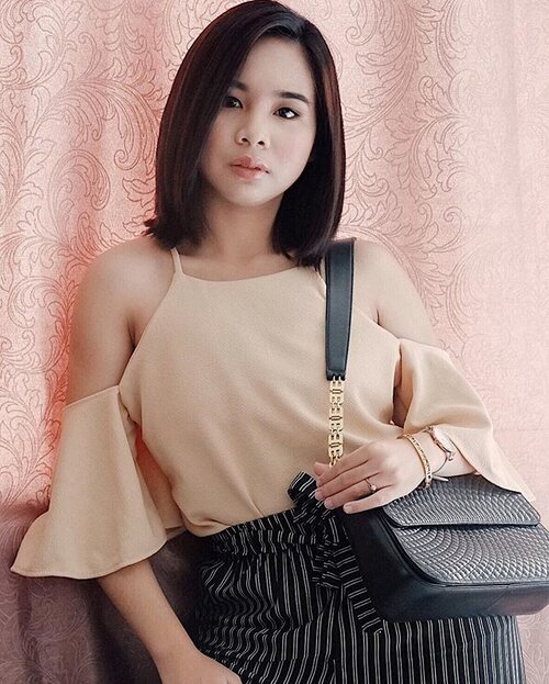 <div class="photoCaption">Happy sunday ya'll 💙
Top from @princesaclothingshop
Pants from @runwaydreamsph
#clozette #ootd</div>