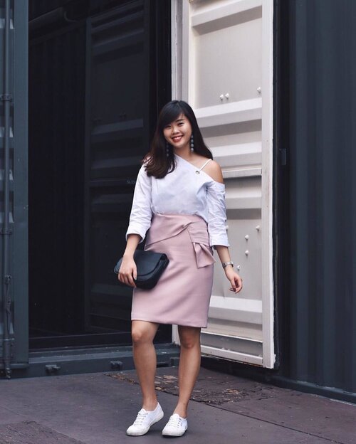 <div class="photoCaption">Haven't been wearing pencil skirts for a while now, but couldn't resist this gorgeous knotted piece from @osmosestores ✨ #osmosestores #clozette #ootd</div>
