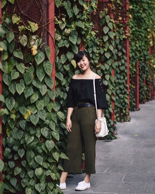 <div class="photoCaption">Extremely thankful for the long weekends ✨ Wearing @ohvola's Lace Up Off-Shoulder Top in Black. Shop the full collection on their website now! x #ohvola #ohvolaootd #clozette #ootd</div>