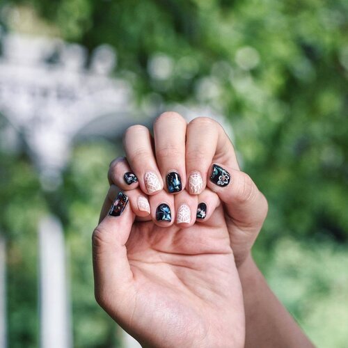 <div class="photoCaption">When your manicurist gets inspired from the floral embroidered top you're wearing and draws the prettiest floral nail art for you @3d_nails ✨Don't forget to quote <Cassandra> for 20% off all nail art! #3dnailssg #clozette</div>