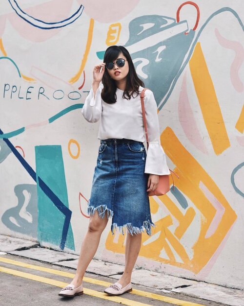 <div class="photoCaption">Spent Friday exploring new cafes and chanced upon @lolokusg which sells amazing poke bowls 🥙 Wearing the Anne-Marie Satin Sleeve Blouse @ohvola. Now launched on site and also avail in black. #ohvola #ohvolaootd #clozette (📸: @carinaxuyilin)</div>