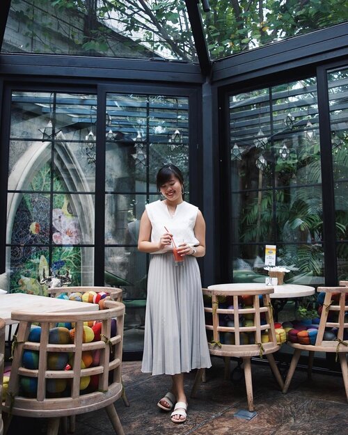 <div class="photoCaption">Spent the whole of yesterday exploring all dem Instagram-worthy cafes in town! Popped by this cafe and was so surprised to see so many Singaporeans in there 😂 Anyhoo, huge thanks to @ohvola for dressing me in this gorgeous pleated skirt! It's already launched on site, so don't forget to check it out! 💕✨ #clozette #ohvola #ohvolaootd</div>