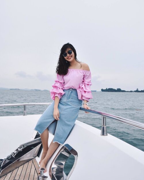 <div class="photoCaption">On board the ANKA at @one15marinaclub with @julestaylorwines the other day. Wearing an off-shoulder top from @osmosestores, and students can use <student10> to get 10% off regular priced items till 1st Aug! x #clozette #ootd #osmosestores</div>