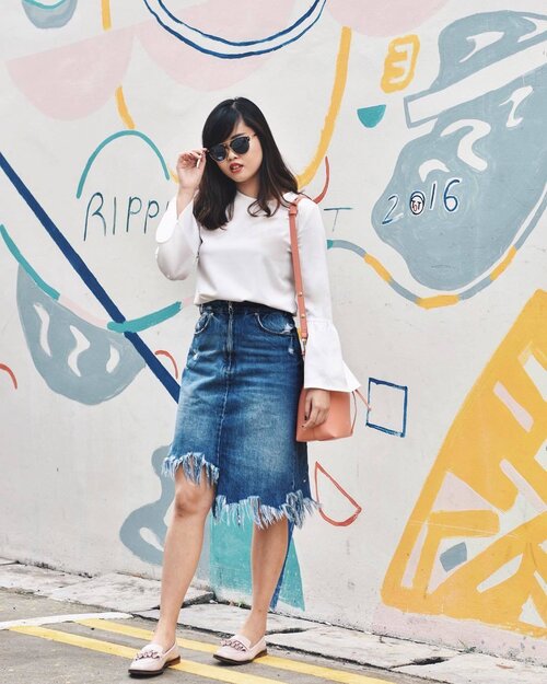 <div class="photoCaption">Spent Friday exploring new cafes and chanced upon @lolokusg which sells amazing poke bowls 🥙 Wearing the Anne-Marie Satin Sleeve Blouse @ohvola. Now launched on site and also avail in black! #ohvola #ohvolaootd #clozette (📸: @carinaxuyilin)</div>