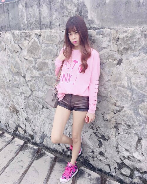 <div class="photoCaption">Get up, Dress up, Show up and Never Give up 💪🏻
.
.
.
.
.
.
.
.
#qotd #potd #ootd #ootdindo #lookbookindonesia #lookbook #asian #clozette #clozetteid #styleblogger #ggrep #motd #pink</div>