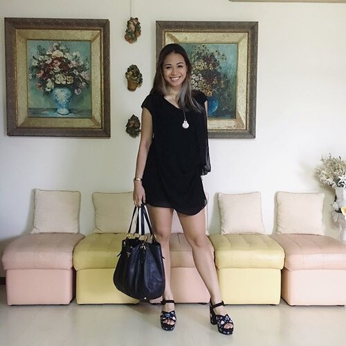 <div class="photoCaption">Couldn't decide which photo to post so I decided on both 😬 popped by the Mrs Singapore and Classic Mrs Singapore Press Conference today! More will be on the blog and channel this week so stay tuned! In the mean time, you guys can watch sneaks in my instastories!! Thanks for having me again @ermsingapore, always a pleasure 💖 .
#blog #mrssingapore2017 #classicmrssingapore2017 #pageant #ermworld #weekend #ootdclozette #clozette #ootd #wiwt #lbd #hashtagnonstop #sgblogger #chinaphilidoll #iknowIhavethybderthighs #不要说了</div>