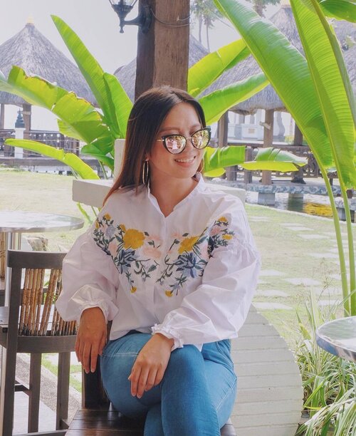 <div class="photoCaption">Use your smile to change the world, don't let the world change your smile. 💛 #clozette #clozetteambassador #patrishwears #ootd #ootdph #teamshirubi</div>