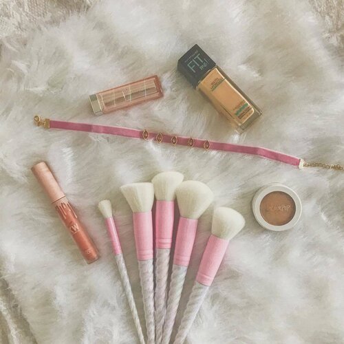 <div class="photoCaption">Current make up favs! 💄👄💕 Fit me liquid foundation and NU37 lipstick from @welovemaybelline
Crème Liquid lipstick shade Kimmie from @kkwbeauty x @kyliecosmetics
Highlight from @colourpopcosmetics
#clozette #clozetteambassador #beauty #makeup #maybelline #maybellineph #kkwxkyliecosmetics #colourpop</div>