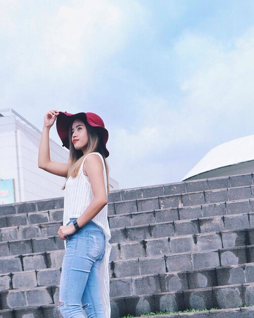 <div class="photoCaption">Ootd 👗Top: @unarosafashion Hat: @myhatandsoleWatch: @fitbitph Photo taken by @chimarachhh 💕--@pilipinasootd #pilipinasootd #Clozette</div>