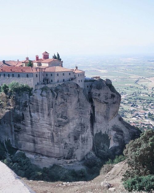 <div class="photoCaption">In awe with both nature and man's discipline here at #Meteora #greece. Back in the days, monks would spend years climbing up and down these gigantic rocks to transport construction material to build such monasteries. It was in these monasteries where they could achieve complete isolation and spiritual elevation.
#respect
#Clozette #travel #thediscoverer</div>