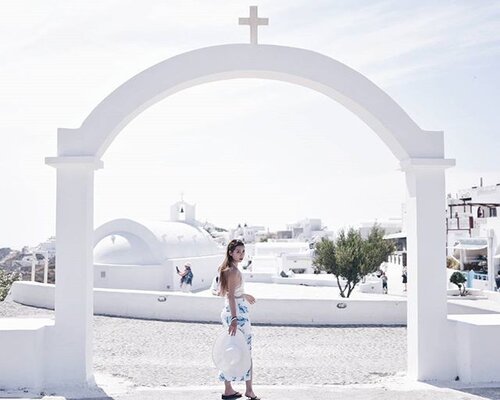 <div class="photoCaption">Wandering off the beaten path and finding hidden gems in #oia .
Don't forget to use the coupon code "estherksz10" for 10% off at @poppyapparelshop
#greece #santorini #latergram
#clozette #travel</div>