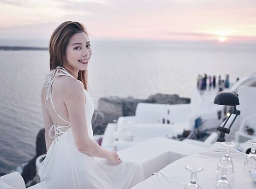 <div class="photoCaption">One of the best places to dine with a view of the santorini sunset. Food was great and there were no crowds blocking the view! Too bad it was cloudy that day, we missed seeing the crimson ball disappearing into the horizon.
#greece#santorini#oia
#Clozette #travel #latergram for @Nicholas_fcx</div>