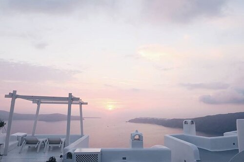 <div class="photoCaption">When they said that #santorini has the best #sunsets, they weren't kidding. #greece #sunset #pinksunset
#clozette</div>
