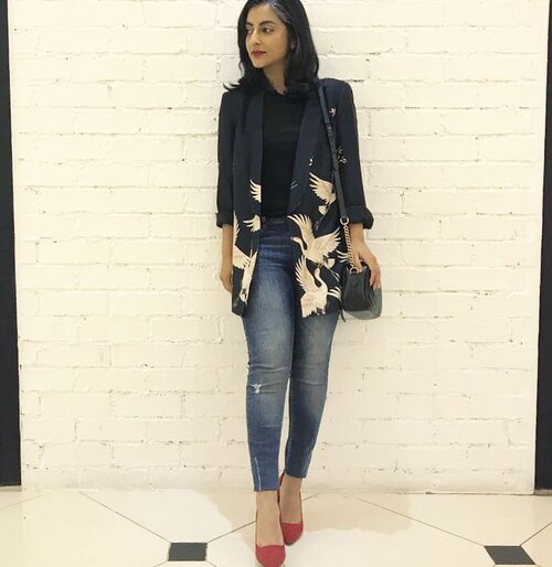 <div class="photoCaption">That jacket and those shoes, everyone, including myself, love! Red shoes are a great way to punctuate an otherwise neutral outfit. 📸 @ena_teo</div>