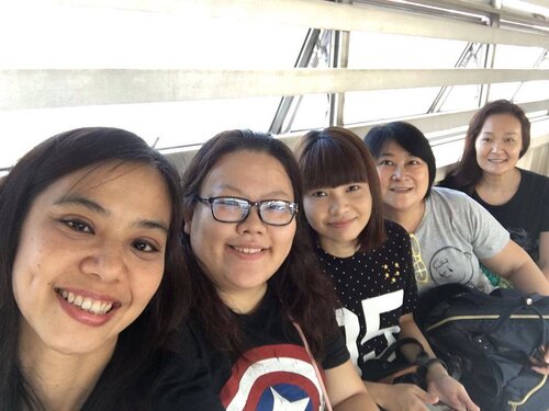 <div class="photoCaption">The few of us while waiting for the KTM #thankyou #clozette #blessed #wefie #selca #selfie</div>