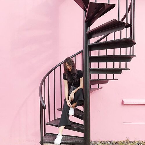 <div class="photoCaption">💖 Pink is power. 💖 .
.
#lifestyle #clozette #pink #cafe #cafehop #blogger #bloggerstyle #Adidas #black #monochrome #ootd #ootdsg #fashionblogger #love #stairs #pastel #instapopular #popular</div>
