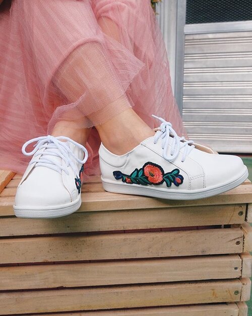 <div class="photoCaption">"Cinderella" : my own version / tulle skirt + sneakers / sneakers: @girlshaven 💋 thank you #sponsored #sponsoredpost #sneakers #blogger #bloggers #blessed #ootdshare #sotd #vsco #vscocam #vscogang @clozetteco #clozette #fujifilmph @fujifilmph</div>